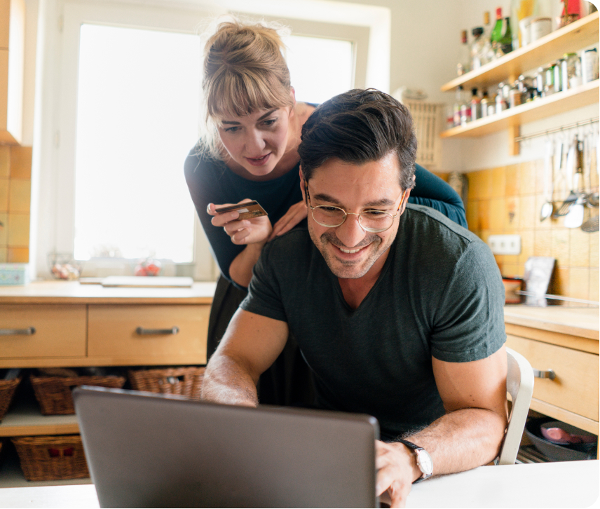 Dos personas financiando su instalación solar en un pc