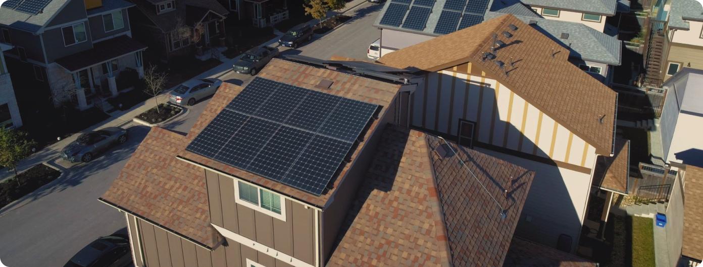 vecindario con varias instalaciones solares en los tejados