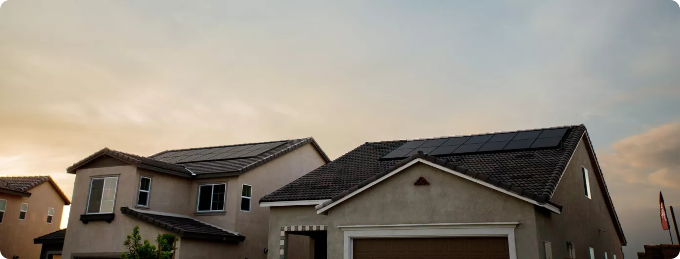 Placas solares instaladas en el tejado de una vivienda