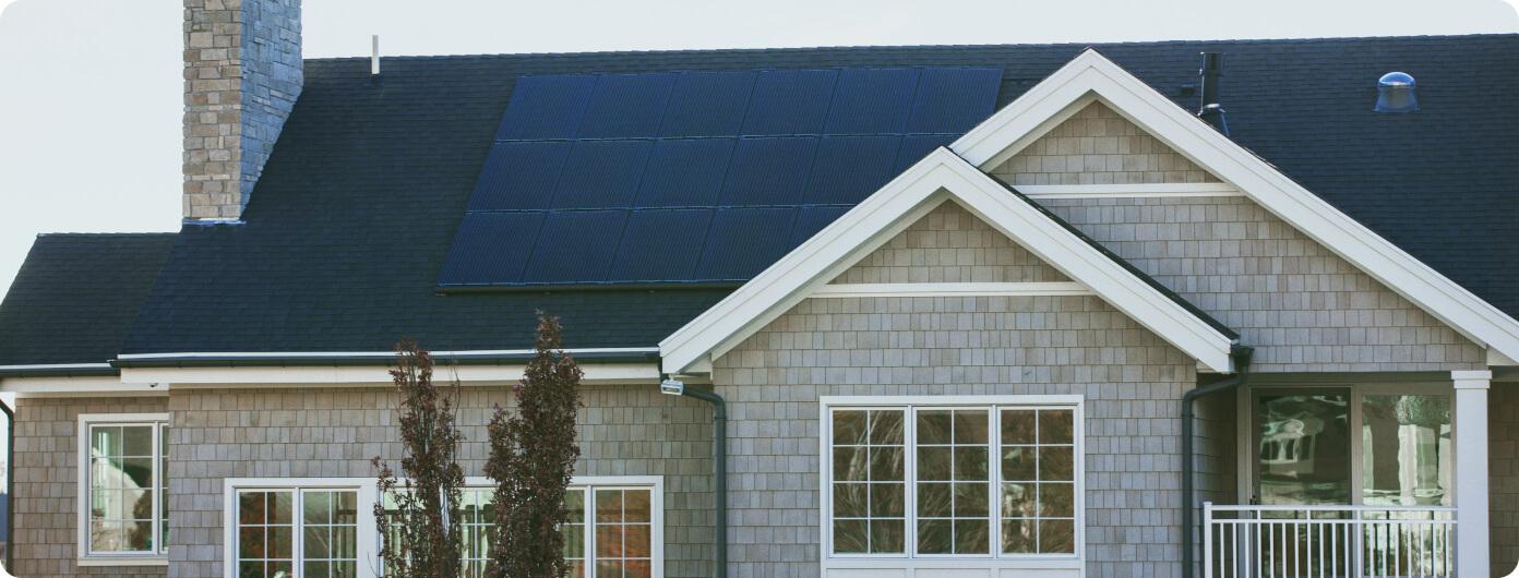 Placas solares instaladas en el tejado de una vivienda