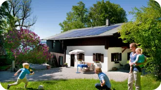 Familia en el patio de su casa con placas solares