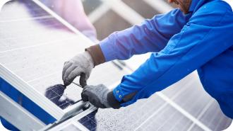 Instalador haciendo un mantenimiento de placas solares