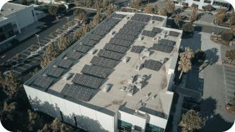 Placas solares instaladas en el tejado de un edificio